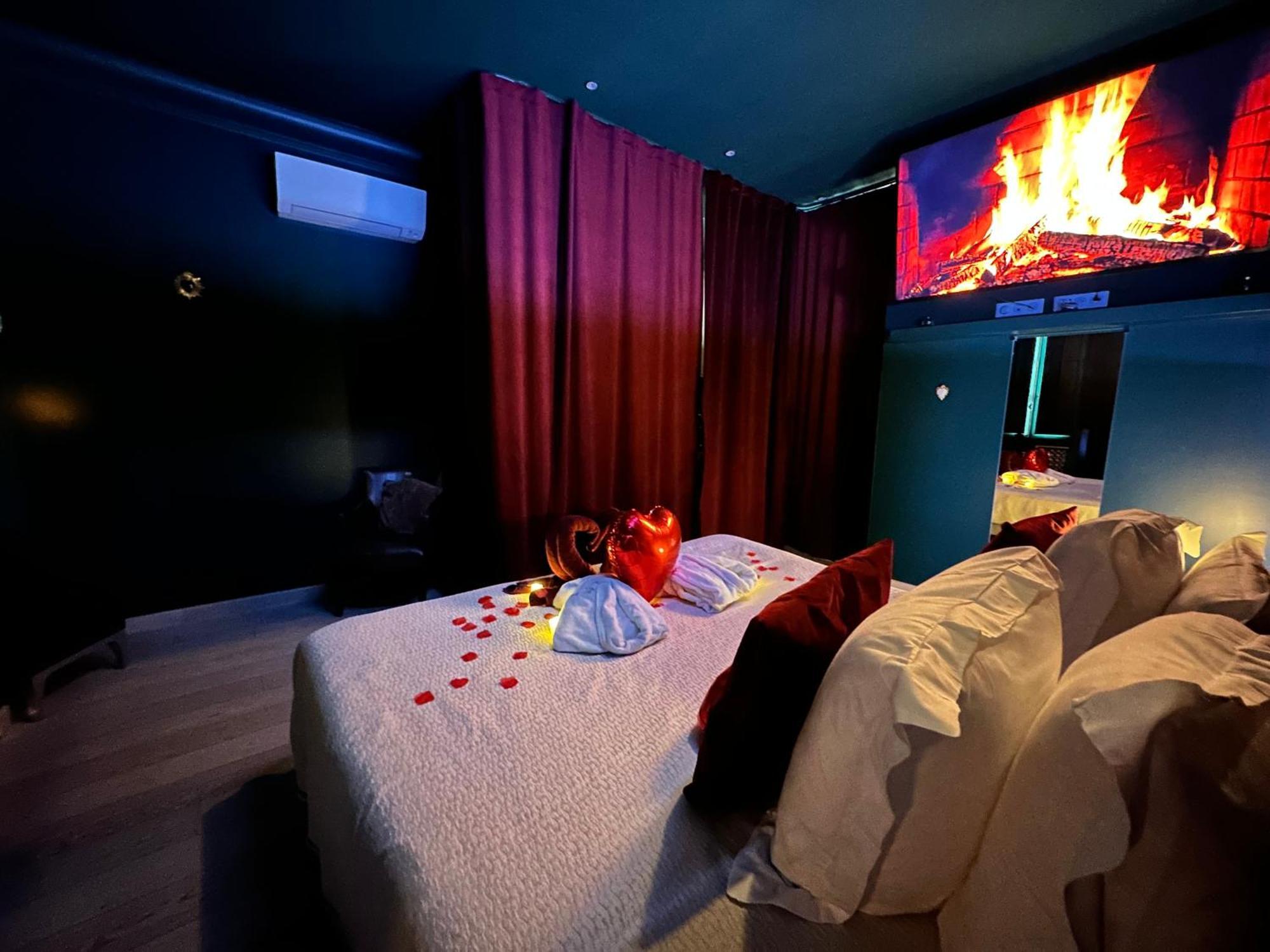 Mieuxqualhotel Jacuzzi Privatif Velvet Desire Бордо Екстер'єр фото